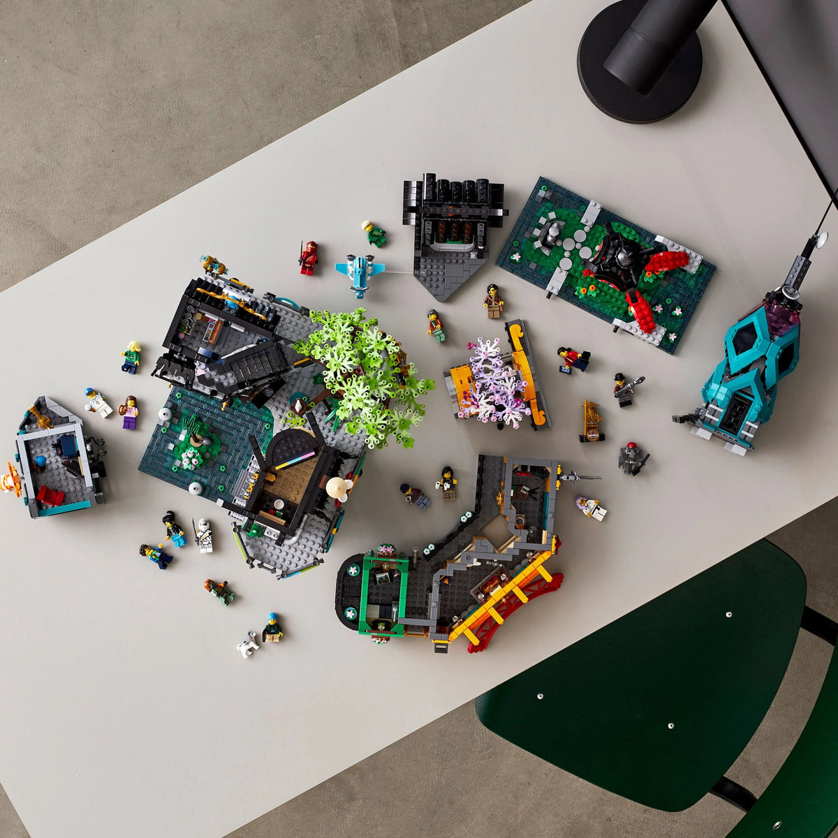 Building Toy with 19 Minifigures 5,685 Pieces Y835