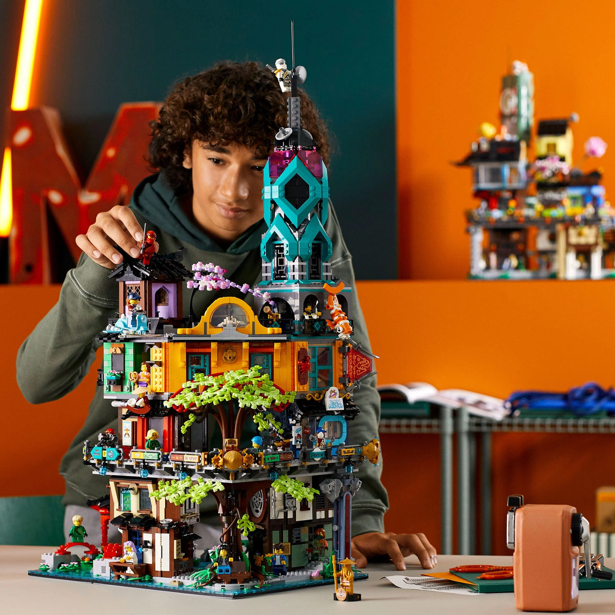 Building Toy with 19 Minifigures 5,685 Pieces Y835